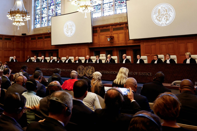 Hakim di Mahkamah Internasional (ICJ) memutuskan tindakan darurat terhadap Israel menyusul tuduhan Afrika Selatan bahwa operasi militer Israel di Gaza adalah genosida yang dipimpin negara, di Den Haag, Belanda, Jumat (26/1/2024). Foto: Piroschka Van De Wouw/REUTERS