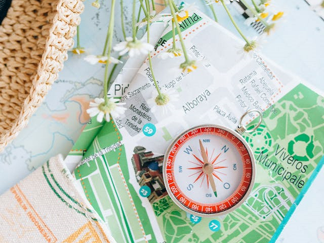 Ilustrasi penyebab jarum kompas selalu menunjuk arah utara dan selatan. Sumber: pexels.com/NataliyaVaitkevich.