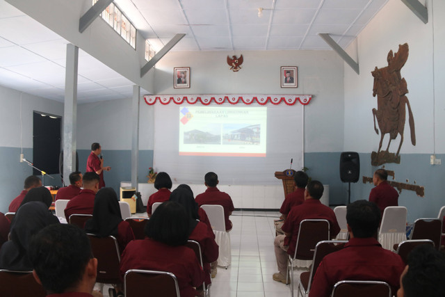 Di Depan Diryantah Kasubag TU Presentasikan Kinerja Bagian TU