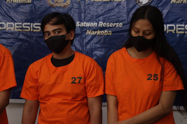 Pasangan suami istri penipu lewat aplikasi kencan online di kawasan Palmerah, Jakarta Barat ditangkap polisi. Foto: Dok. Polres Jakarta Barat