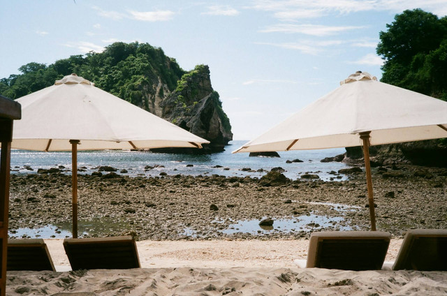 Penida Colada Beach Bar/ Foto hanya ilustrasi bukan tempat sebenarnya. Sumber: https://unsplash.com
