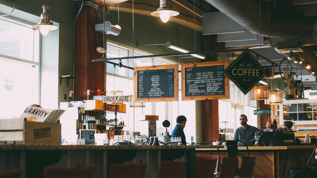 Ilustrasi kata-kata spanduk warung kopi. Unsplash/Jazmin Quaynor.