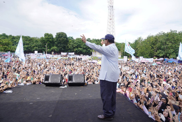 Capres 02, Prabowo Subianto, menyapa puluhan ribu warga Kabupaten Subang, di Lapangan Desa Rawalele, Kecamatan Dawuan, Kabupaten Subang, Jawa Barat, Sabtu (27/1/2024). Foto: Dok. Istimewa