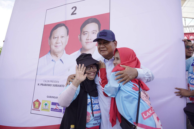 Capres 02, Prabowo Subianto merangkul warga saat kampanye, di Lapangan Desa Rawalele, Kecamatan Dawuan, Kabupaten Subang, Jawa Barat, Sabtu (27/1/2024). Foto: Dok. Istimewa