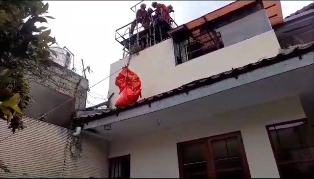 Evakuasi pria yang ditemukan meninggal di dalam toren rumah di kawasan Cipete Selatan, Cilandak, Jaksel, Sabtu (27/1/2024). Foto: Dok. Istimewa