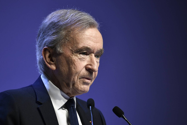 Ketua grup mewah terkemuka dunia LVMH Bernard Arnault menyajikan hasil tahunan grupnya pada tahun 2023 di Paris, Prancis, pada 25 Januari 2024. Foto: STEPHANE DE SAKUTIN/AFP