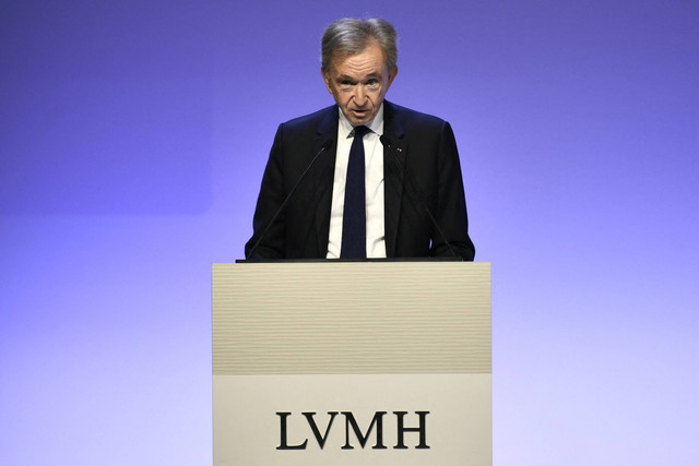 Ketua grup mewah terkemuka dunia LVMH Bernard Arnault menyajikan hasil tahunan grupnya pada tahun 2023 di Paris, Prancis, pada 25 Januari 2024. Foto: STEPHANE DE SAKUTIN/AFP