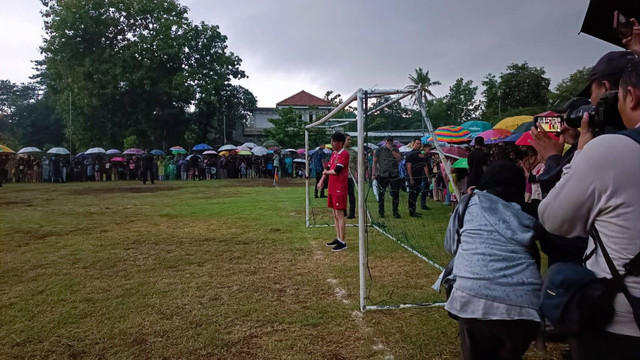 Presiden Jokowi hujan-hujanan bermain bola di Lapangan Gamplong, Kabupaten Sleman, Sabtu (27/1/2024). Foto: Arfiansyah Panji Purnandaru/kumparan
