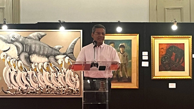 Wamenkeu Suahasil Nazara (tengah) di acara Pameran dan Lelang Lukisan Kemenkeu di Gedung AA Maramis, Jakarta pada Sabtu (27/1/2024). Foto: Widya Islamiati/kumparan