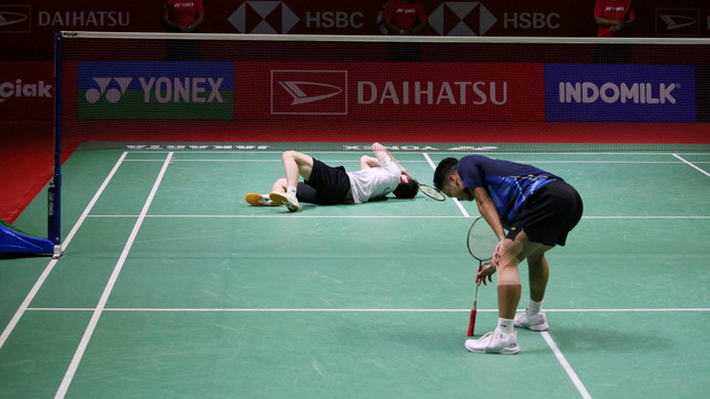 Pebulu tangkis Indonesia, Anthony Ginting, hadapi pebulu tangkis asal Kanada, Brian Yang, pada babak semifinal turnamen Indonesia Masters 2024 di Istora Senayan, kompleks Gelora Bung Karno (GBK), Jakarta, Sabtu (27/1/2024). Foto: Aditia Noviansyah/kumparan