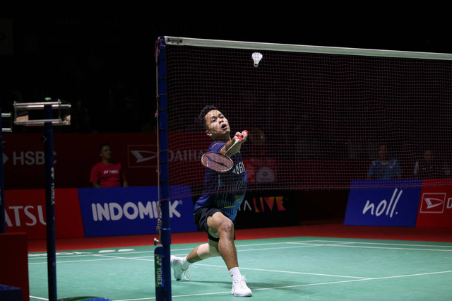 Pebulu tangkis Indonesia, Anthony Sinisuka Ginting, hadapi pebulu tangkis asal Kanada, Brian Yang, pada babak semifinal turnamen Indonesia Masters 2024 di Istora Senayan, kompleks Gelora Bung Karno (GBK), Jakarta, Sabtu (27/1/2024). Foto: Aditia Noviansyah/kumparan