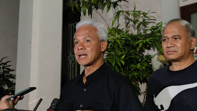 Capres 03, Ganjar Pranowo, menemui Mantan LHK, Emil Salim, di Kuningan, Jakarta Selatan, Sabtu (27/1/2024). Foto: Jonathan Devin/kumparan