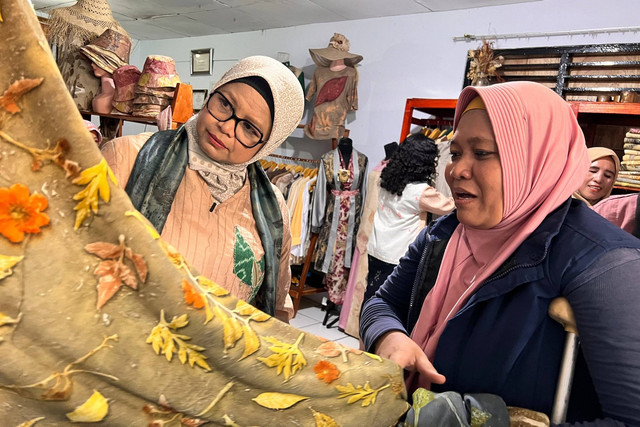 Istri Capres 01 Anies Baswedan, Fery Farhati, melihat proses pembuatan kain ecoprint, yang dibuat oleh para penyandang disabilitas di Ternate. Foto: Dok. Istimewa