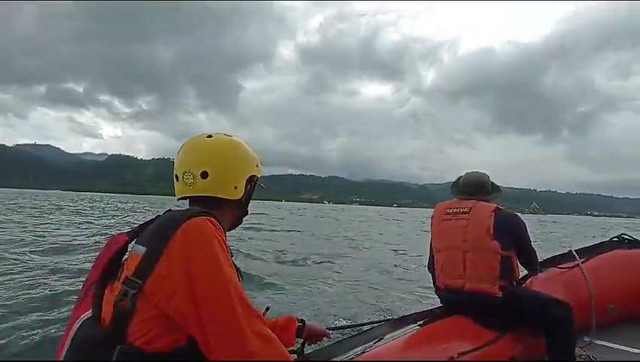 Tim SAR Gabungan saat melakukan pencarian terhadap bocah tenggelam di Pesisir Laut Bumi Waras, Kota Bandar Lampung. | Foto: Dok Basarnas Lampung