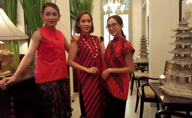 Batik model cheongsam berwarna merah untuk Imlek. Foto-foto: Masruroh/Basra
