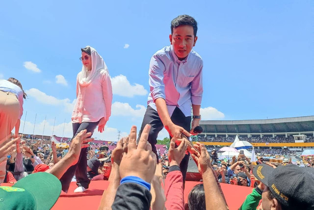 Cawapres nomor urut 02 Gibran Rakabuming Raka menghadiri acara HUT SPSI ke 51 dan HUT Gasper Jatim ke 8 di GOR Delta, Sidoarjo, Minggu (28/1/2024). Foto: Farusma Okta Verdian/kumparan