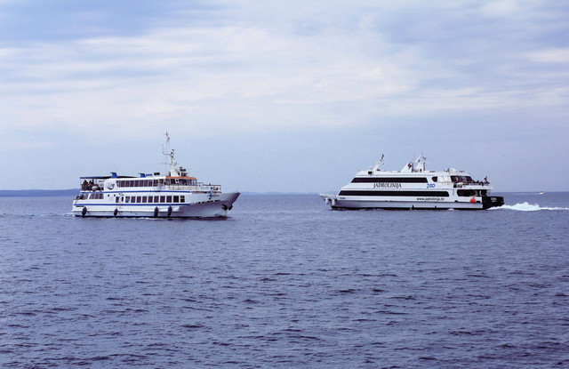 Transportasi Umum dari Bali ke Banyuwangi. Foto hanya ilustrasi, bukan tempat sebenarnya. Sumber: https://unsplash.com/