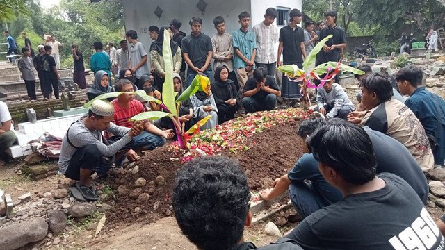 Suasana pemakaman korban tabrakan bus dan truk di Kabupaten Pasuruan, Jawa Timur, Minggu (28/1/2024). Foto: Mili.id