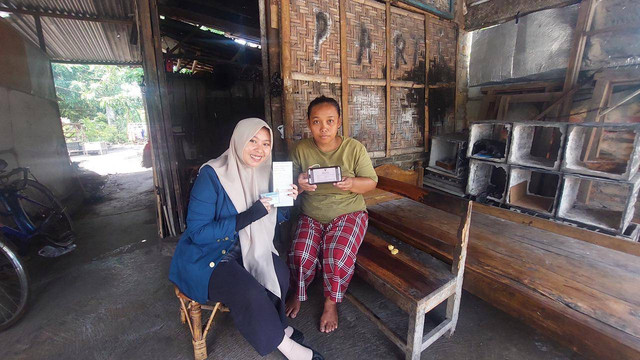 Penyerahan NIB dan leaflet kepada pelaku UMKM Kepel Desa Keden