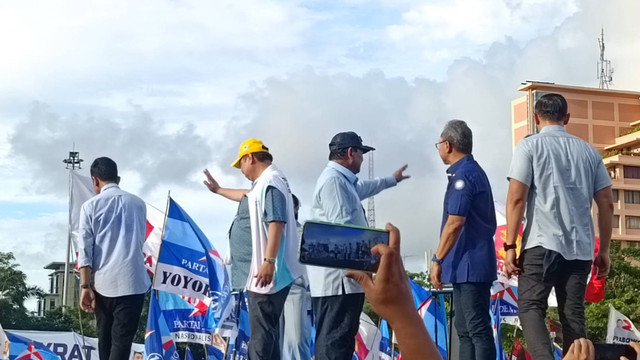 Paslon nomor urut 02, Prabowo-Gibran didampingi para ketua umum partai Koalisi Indonesia Maju menghadiri acara Kirab Kebangsaan Prabowo-Gibran di Simpang Lima, Semarang, Jawa Tengah, Minggu (28/1). Foto: Zamachsyari/kumparan