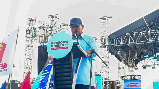Capres nomor urut 02, Prabowo Subianto dalam acara Kirab Kebangsaan Prabowo-Gibran di Simpang Lima, Semarang, Jawa Tengah, Minggu (28/1). Foto: Zamachsyari/kumparan
