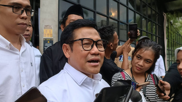 Cawapres nomor urut 01, Muhaimin Iskandar, saat ditemui wartawan usai menghadiri deklarasi Relawan Kawula Muda Nusantara AMIN (Rekan AMIN), di Warunk WOW KWB, Kalibata, Jakarta Selatan, Minggu (28/1). Foto: Fadhil Pramudya/kumparan