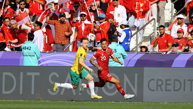 Shayne Pattynama dari Indonesia beraksi bersama Gethin Jones dari Australia pada pertandingan Babak 16 Besar AFC Asian Cup antara Australia melawan Indonesia di Stadion Jassim bin Hamad, Al Rayyan, Qatar - 28 Januari 2024. Foto: IBRAHEEM AL OMARI/Reuters