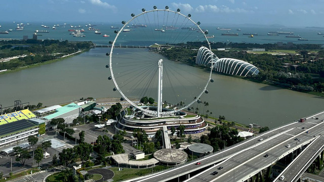 Pemandangan Singapore Flyer dari Kantor baru Pertamina International Shipping Asia Pacific di Temasek Avenue 1,  Singapura, Jumat (26/1/2024).  Foto: Ema Fitriyani/kumparan