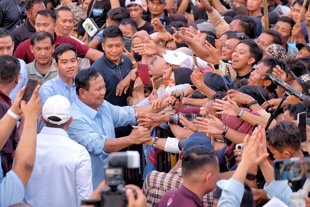 Capres-cawapres nomor urut 2 Prabowo Subianto-Gibran Rakabuming Raka dalam kirab kebangsaan paslon nomor urut 2 di Alun-alun Simpang Lima Kota Semarang, Minggu (28/1/2024). Foto: Dok. Istimewa