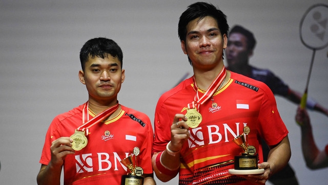Pebulu tangkis ganda putra Indonesia Leo Rolly Carnando (kiri) dan Daniel Marthin (kanan) berfoto dengan piala dan medali mereka usai pertandingan babak final turnamen Daihatsu Indonesia Masters 2024 di Istora Senayan, Gelora Bung Karno (GBK). Foto: Aditya Pradana Putra/ANTARA FOTO