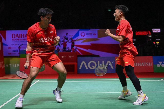 Pebulu tangkis ganda putra Indonesia Leo Rolly Carnando (kiri) dan Daniel Marthin (kanan) berteriak usai meraih poin dari ganda putra Denmark Kim Astrup dan Anders Skaarup Rasmussen pada pertandingan babak final turnamen Indonesia Masters 2024. Foto: Aditya Pradana Putra/ANTARA FOTO
