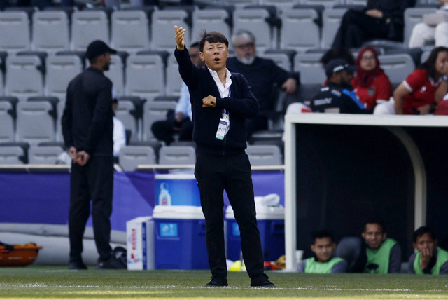 Pelatih Timnas Indonesia, Shin Tae-yong, pada pertandingan babak 16 besar Piala Asia kontra Australia di Stadion Jassim bin Hamad, Al Rayyan, Qatar, 28 Januari 2024. Foto: REUTERS/Thaier Al-Sudani