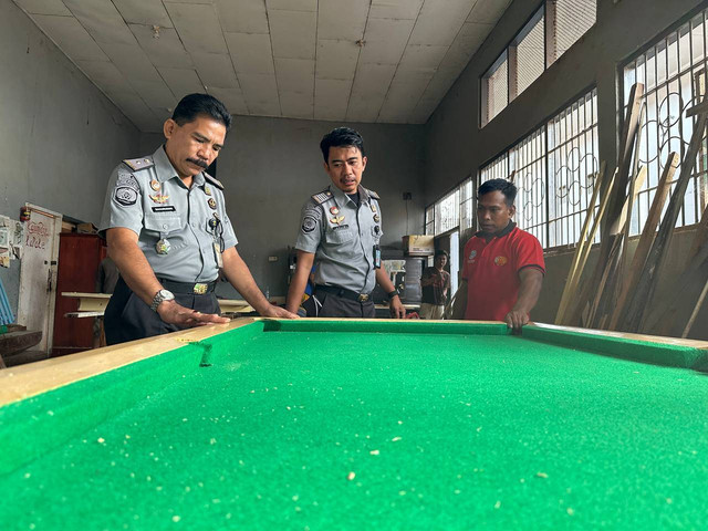 Kasi Bimnadik Lapas Polewali Apresiasi Pembuatan Meja Billiard oleh Narapidana