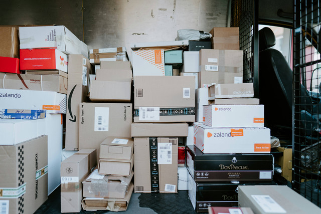 Ilustrasi Lion Parcel Tangerang, Foto: Unsplash/Claudio Schwarz