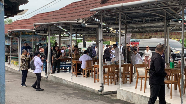 Presiden Jokowi makan Bakso bersama Menhan sekaligus capres nomor urut 1 Prabowo Subianto di Bakso Bandongan Pak Sholeh, Magelang, Jawa Tengah, Senin (29/1/2024). Foto: Luthfi Humam/kumparan