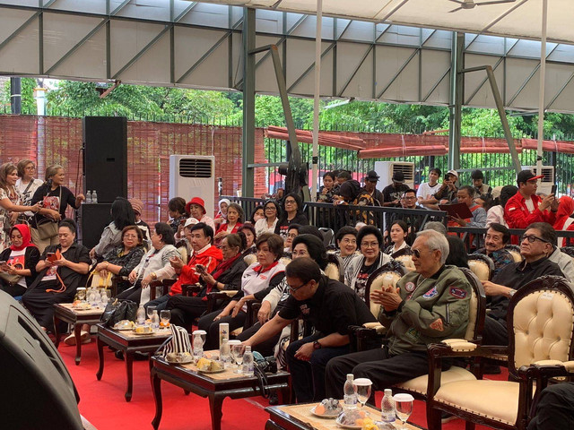Suasana di acara Rock and Roll Day's 70's di Rumah relawan Ganjar. Foto: Paulina Herasmaranindar/kumparan