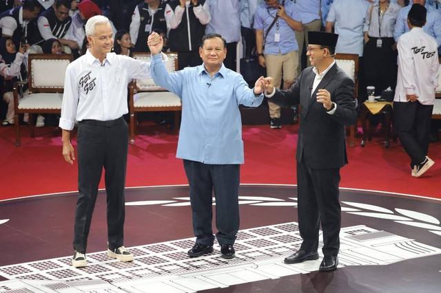 Ketiga capres foto bersama usai debat pertama Calon Presiden Pemilu 2024 di KPU RI, Jakarta, Selasa (12/12/2023). Foto: Iqbal Firdaus/kumparan