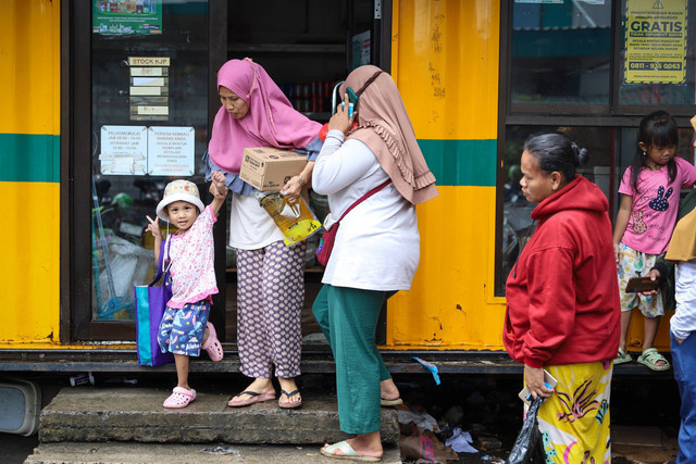 Antrean warga untuk mendapatkan bantuan sembako murah Kartu Jakarta pintar Plus (KJP Plus) di kantor Kecamatan Kebayoran Lama, Jakarta Selatan, Senin (29/1/2024). Foto: Iqbal Firdaus/kumparan
