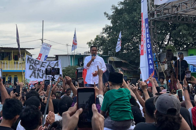 Capres nomor urut 01 Anies Baswedan kampanye di Kampung Muka, Ancol, Jakarta Utara, Senin (29/1/2024). Foto: Haya Syahira/kumparan