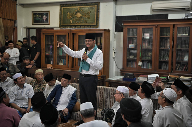 Capres nomor urut 01 Anies Baswedan bersilaturahmi dengan KH Mahfud Asirun, pengurus Pesantren Al-Itqon di Kosambi, Jakarta Barat, pada Senin (29/1/2024). Foto: Dok. Istimewa
