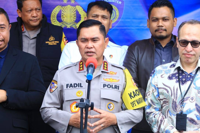 Kabaharkam Polri Komjen Pol Fadil Imran lepas 111 personil pengamanan dari Polri untuk jaga pemilu di TPS luar negeri. Foto: Divisi Humas Polri