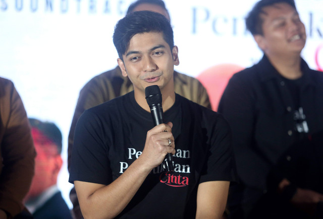 Artis Teuku Ryan saat konferensi pers launcing poster dan soundtrack film Perjalanan Pembuktian Cinta di kawasan Kebayoran Baru, Jakarta, Senin, (29/1/2024). Foto: Agus Apriyanto
