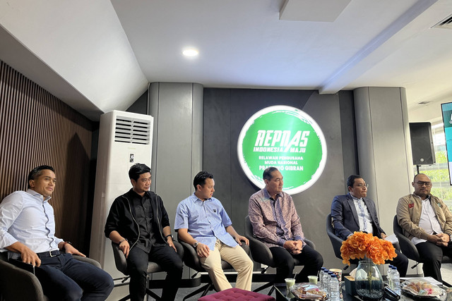 Ketua Dewan Pertimbangan Kadin Anindya Bakrie dan Mantan Menteri Perdagangan (Mendag) era 2020-2022 Muhammad Lutfi di acara Repnas, Senin (29/1/2024). Foto: Ghinaa Rahmatika/kumparan