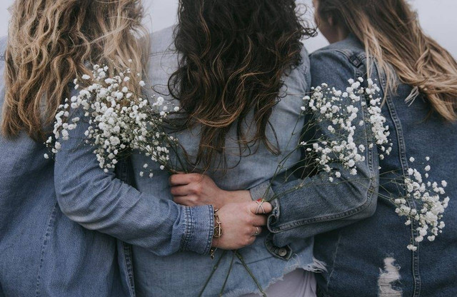 Ilustrasi Jelaskan Dua Keutamaan Silaturahmi yang Kamu Ketahui!                                           Sumber Unsplash/Becca Tapert