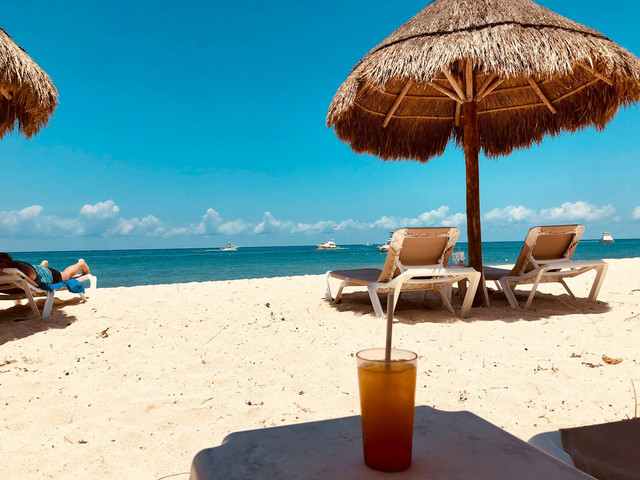 Bubu Beach Bar and Grill. Foto hanya ilustrasi, bukan tempat sebenarnya. Sumber: Unsplash/the travel nook