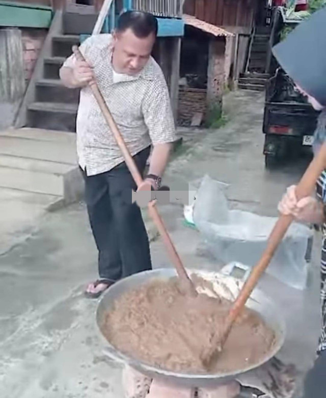 Potongan video Eks KPK Firli Bahuri saat mengaduk Lempuk Durian