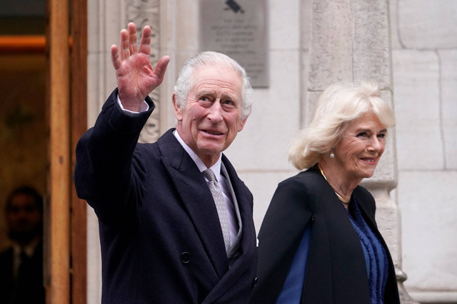 Raja Charles III dari Inggris dan Ratu Camilla meninggalkan Klinik London tempat Raja Charles menjalani prosedur pembesaran prostat, di pusat kota London, Senin, 29 Januari 2024. Foto: Victoria Jones/Pool Photo via AP