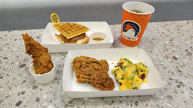 Aneka menu waffle sandwich dan ayam goreng khas Flip'NFry Jakarta. Foto: Azalia Amadea/Kumparan