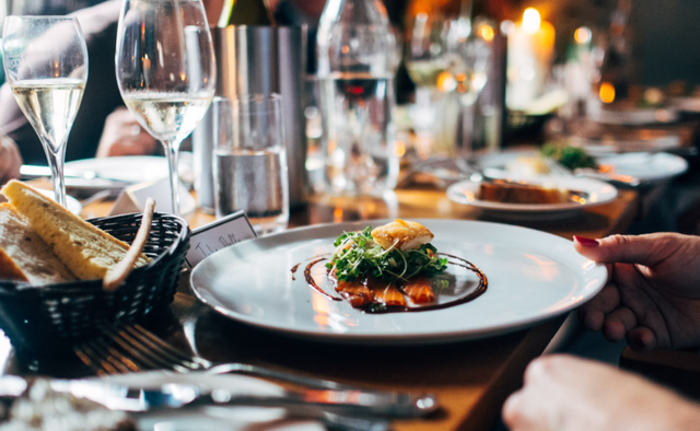 Circolo Restaurant & Bar. Foto hanya ilustrasi, bukan tempat sebenarnya. Sumber: Unsplash/Jay Wennington