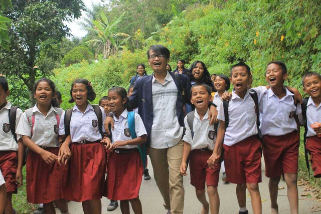 Ilustrasi guru dan murid. Foto: Dokumen Pribadi.